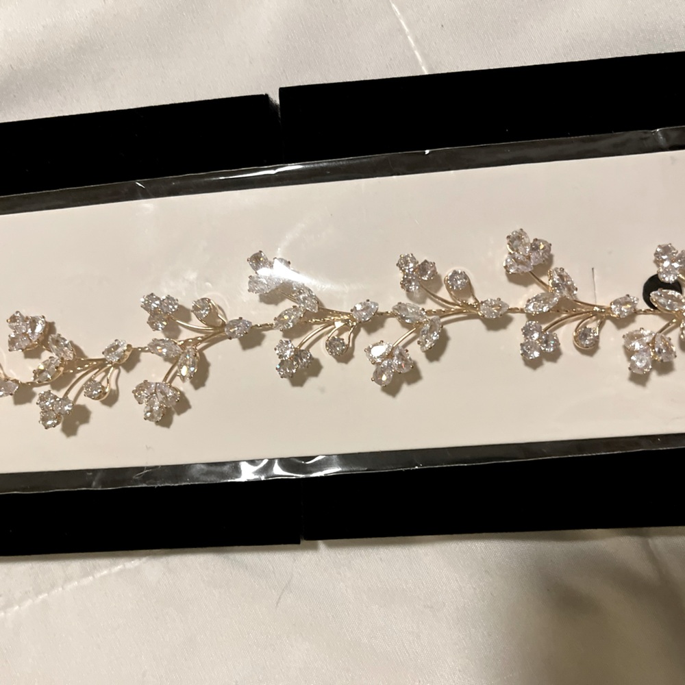 Hair accessories Rhinestone and gold.